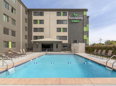 everspring inn and pool photo