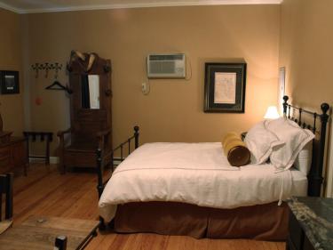 hyde house room photo